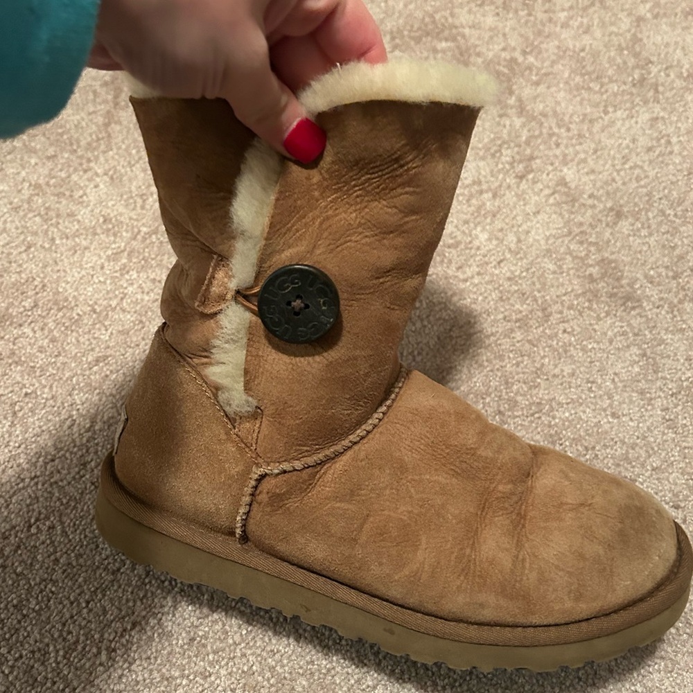 Chestnut Bailey Button Uggs Size 6 - image 3